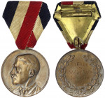 Drittes Reich
Tragbare Bronzemedaille an Bandspange, graviert 1935 Sieger im WHW-Schiessen. 35 mm.
vorzüglich. Colbert/Hyder -.