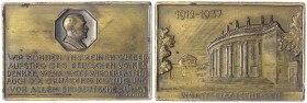 Drittes Reich
Rechteckige Bronzeplakette 1937 von Mayer & Wilhelm, auf 25 Jahre Württ. Staatstheater. Ansicht des Theaters/Brb. Hitlers im 8eck über ...