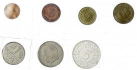 Kursmünzensätze
1 Pfennig - 5 Deutsche Mark, 1964-2001
1967 G. 2 Pf. Kupfer. Offen in nicht originaler Plastikfolie.
Polierte Platte, teils leicht ...