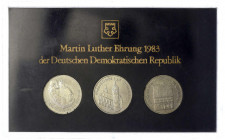 Gedenkmünzen der DDR
Themensatz Martin-Luther-Ehrung: 5 Mark 1983. Schloßkirche, Wartburg und Luthers Geburtshaus in Hartplastik mit schwarzem Inlett...
