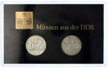 Gedenkmünzen der DDR
Themensatz 750 Jahre Berlin - Münzen aus der DDR 1987 mit 10 Mark Humboldt-Uni 1985 und 10 Mark Städtemotiv 1974, mit schwarzem ...