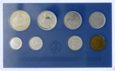 Kursmünz- und Gedenksätze
Kursmünzensatz von 1 Pfennig bis 5 Mark 1983, mit 5 Mark Meißen 83. Hartplastik mit blauem Inlett. (Original VEB)
Stempelg...