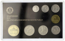 Kursmünz- und Gedenksätze
Kursmünzensatz von 1 Pfennig bis 5 Mark 1984 in Hartplastik, Inlett schwarz.
Stempelglanz