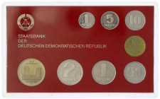 Kursmünz- und Gedenksätze
Kursmünzensatz von 1 Pfennig bis 5 Mark 1985 in Hartplastik. Inlett rot, mit 5 Mark Frauenkirche.
Polierte Platte