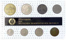 Kursmünz- und Gedenksätze
Kursmünzensatz von 1 Pfennig bis 5 Mark 1988 in Noppenplastik.
Stempelglanz
