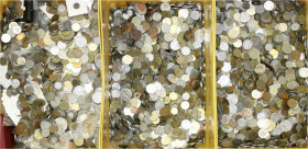 Sammlungen allgemein
Posten von tausenden Münzen und Medaillen aus aller Welt. Von alt bis neu, viel Kiloware, aber auch einige bessere Stücke enthal...