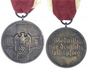 Deutschland
Drittes Reich, 1933-1945
Medaille für deutsche Volkspflege. Am Band.
vorzüglich, Kratzer, schöne Patina. OEK 3565.