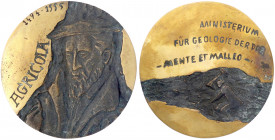 Deutschland
DDR, 1948-1990
Bronzeguss-Agricola-Medaille 1987 des Ministeriums für Geologie der DDR. 79 mm, im Etui.
vorzüglich/Stempelglanz, min. f...