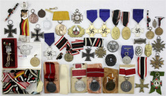 Lots
Deutschland
Schachtel mit allerlei Ehrenzeichen, u.a. EK II 1914 und 1939, 2 X Ostmedaille in Originaltüte (beide mit Band, einmal mit Urkunde)...