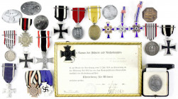 Lots
Deutschland
22 Ehrenzeichen, Erkennungsmarken, etc. U.a. Witwenkreuz im Rahmen mit ausgeschnittener Urkunde, Verwundetenabz. silber im Etui des...