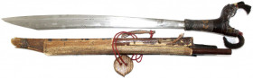 Blankwaffen
Indonesien
Kris mit Holzgriff mit figürlicher Schnitzerei. In kunstvoll beschnitzter Holzscheide. Gesamtlänge 62 cm