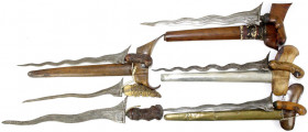 Blankwaffen
Indonesien
6 versch. Kris, davon 4 in Scheiden, teils Holz, teils Metall