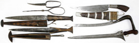 Blankwaffen
Indonesien
7 Blankwaffen, darunter ein Keris Kris aus Sumatra (mit gerader Klinge, ohne Scheide), 2 Dolche in Holzscheiden (eine mit "Si...