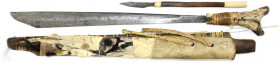 Blankwaffen
Malaysia
Borneo: Mandau der Dayak Kopfjäger. Griff aus Hirschhorn. In hölzerner Scheide. Gesamtlänge 73 cm. Angeheftetes (beschädigtes) ...