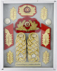 Uniformen und Uniformteile
Schaukasten mit den Effekten eines Generalmajors der Landstreitkräfte der DDR.
vorzüglich