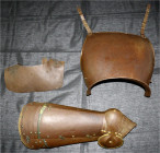 Uniformen und Uniformteile
3 Teile einer Ritterrüstung des 15. Jh.: Brustpanzer, Oberschenkelschutz mit Kniegelenk, Schulterplatte. Beides gute Nachb...