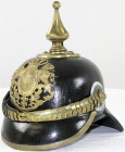 Uniformen und Uniformteile
Sächsische Pickelhaube für Offiziere. Um 1900. 25 X 26 X 17,5 cm.
guter Zustand, kl. Kratzer