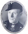 Sonstige militär. Gegenstände
Foto eines Ritterkreuzträgers Karl in Panzerkämpferuniform, oval ausgeschnitten im verglasten Bilderrahmen, Silber 800....