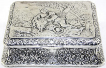 Silber
Deckeldose um 1900, Silber 800/1000. Neoklassizismus. Paar in Landschaft. 19,5 X 14,5 X 7 cm. Innenvergoldung. 801,82 g