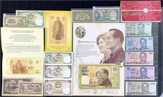 Ausland
Thailand
Insgesamt 15 Scheine von alt bis neu, mit dabei 3 zusammenhängende Scheine zu 1, 5 u. 10 Baht, 50 Baht im Spezialheft, Gedenkausgab...