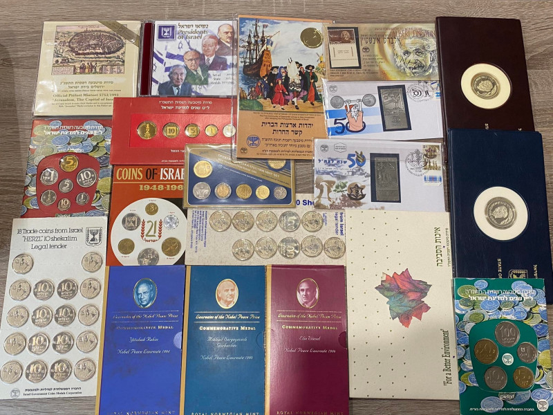 ESTERE. ISRAELE. Lotto di divisionali di zecca e vari folder filatelico numismat...