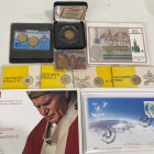 VARIE. Lotto di monete, francobolli, souvenir. (Vaticano, San Marino, Italia, Lussemburgo, Stati Uniti).