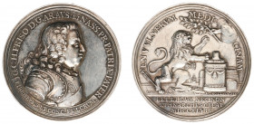 Historiepenningen - 1747 - Medal 'Verheffing Willem IV tot Erfstadhouder' by M. Holtzhey (VvL.233) - Obv. Bust right / Rev. Lion at altar, wounded by ...