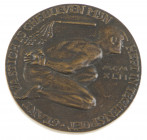 Historiepenningen - 1945 - Large format medal 'Bevrijding' by Wenckebach, struck for 'Stichting 1940-1945' - Obv. Dutch lion trampling swastika / Rev....
