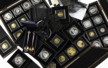 Mint-Online issues: ca. 42 coin-imitations and other medals in cassettes and bags