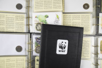 Collection silver plated medals '30 years WWF International Coin Collection' in 5 albums in box, medals in official Philatelic-Numismatic Covers, some...