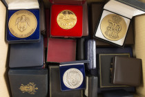 World - Lot of 70 mostly modern medals in original boxes, many Belgian, many large format