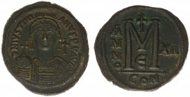 Justinianus I (527-565) - AE Follis (Constantinople year 12 = AD 538-539), 20.53 g) - Helmeted, draped and cuirassed bust right / Large M, cross above...