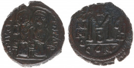 Justinus II (565-578) - AE Follis (Constantinople, 13.15 g) - Iustinus II and Sophia seated facing on double throne / Large M, cross above, off. B (CO...