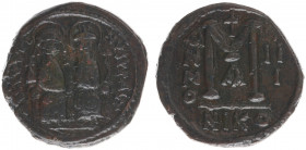 Justinus II (565-578) - AE Follis (Nikomedia, 15.66 g) - Iustinus II and Sophia seated facing on double throne / Large M, cross above, off. A (Niko in...