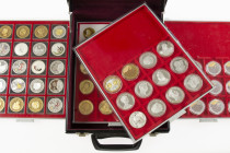 Coincase with 4 Lindner boxes containing 56 modern medals, sivered, (partly) gilt or coloured (Wilhelmus, Royal family, etc.)