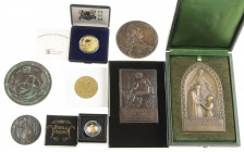 World - lot of medals incl. gold half crown Tristan de Cunha, Fonds Bijzondere Noden 1939 by Wienecke, two plaquettes, silver medal Horse riding 1916 ...