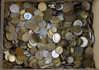 Medals in large boxes - cannot be shipped - Miscellaneous - Box with approx. 10 kg world tokens