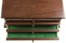 Coins safes, trays etc. - Small wooden table cabinet for 70 medals (38x23x14 cm) with 5 drawers covered with green felt