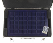 Coins safes, trays etc. - A lockable metal aluminum coin case with 5 trays with various layouts - keys included