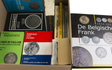 Literature - World - Doos met 19 boeken algemeen en buitenlandse catalogi w.o. Die Petermänchen en encyclopedie De Belgische Franc