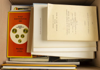 Literature - World - Doos met 19 boeken algemeen en buitenlandse catalogi w.o. Amandry e.a. Études Numismatiques I en II, Catalogue monnaies d'or Musé...