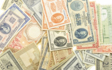 Netherlands - Small box banknotes Netherlands among which 1 + 2½ Gulden 1949 in quantaties + Neth. Indies (NICA-money) and Surinam