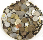 Kilos - Plastic bucket with appr. 10 kilo various world coins