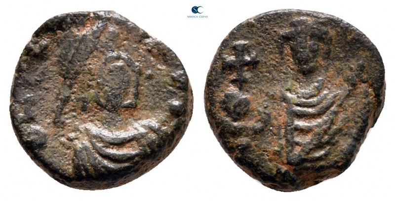 Leo I with Verina AD 457-474. Constantinople
Nummus Æ

10 mm, 1,08 g



v...