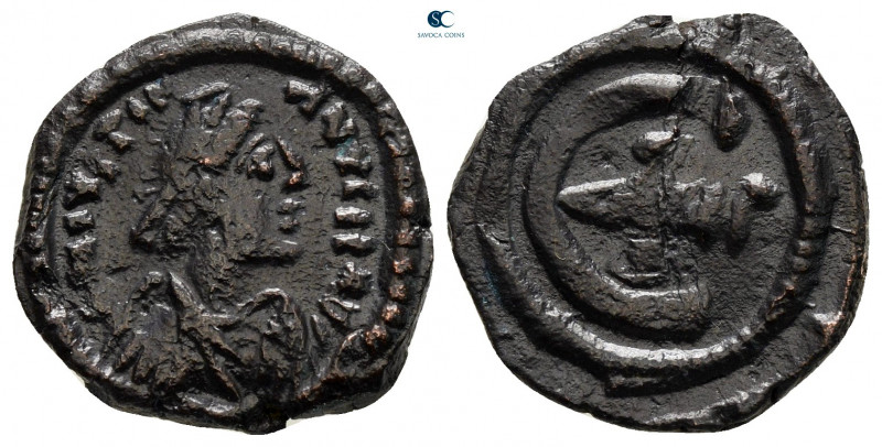 Justinian I AD 527-565. Antioch
Pentanummium Æ

15 mm, 2,15 g



very fin...