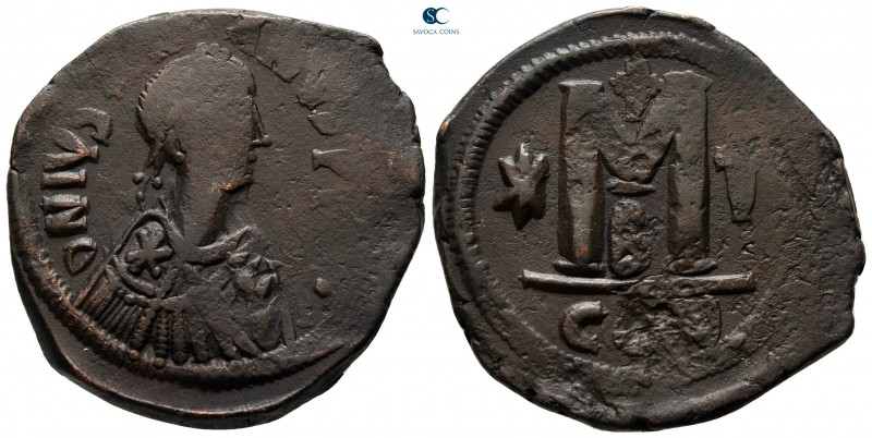 Justinian I AD 527-565. Constantinople
Follis or 40 Nummi Æ

35 mm, 17,27 g
...
