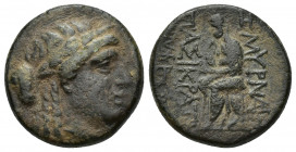 Ionia. Smyrna. 115-75 BC. 8.4g. 20.9mm. Anv.: Head of Apollo right, wearing laurel wreath . Rev.: Homer seated left, holding scroll; sceptre behind; Z...