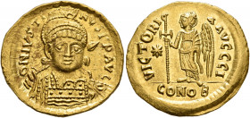 Justin I, 518-527. Solidus (Gold, 20 mm, 4.50 g, 6 h), Constantinopolis, 518-519. D N IVSTI-NVS P P AVG Pearl-diademed, helmeted and cuirassed bust of...