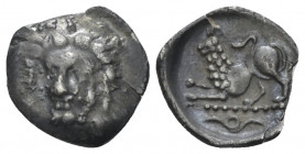 Campania , Phistelia Obol circa 325-275, AR 11.00 mm., 0.60 g.
Head of nymph facing slightly l. Rev. Lion crouching l.; in exergue, snake. Historia N...