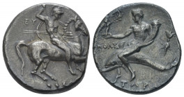 Calabria, Tarentum Nomos circa 280-272, AR 20.00 mm., 6.40 g.
Warrior on horseback r., holding shield and spears; behind, EY and below, ΣΩΣTPATOΣ. Re...